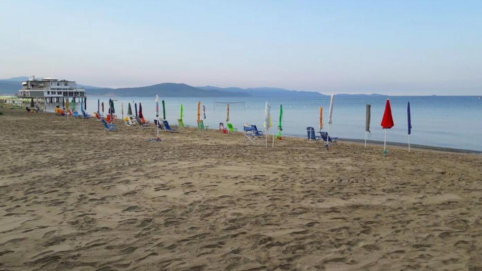 Tornano i furbetti della spiaggia: ombrelloni e sdraio all’alba 
