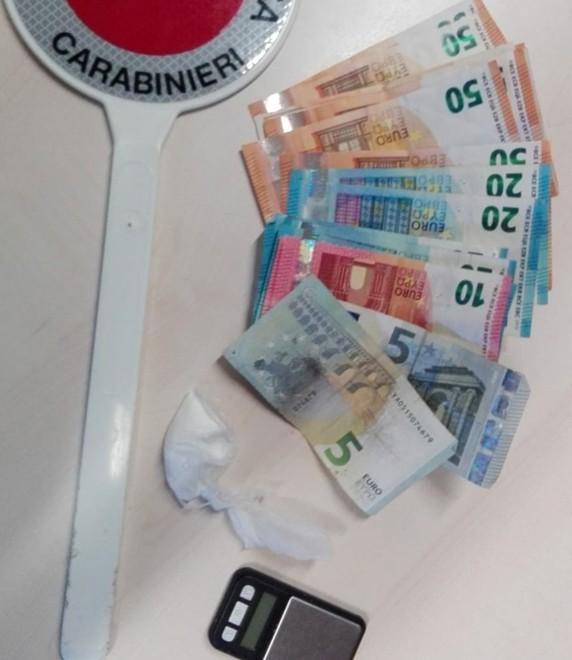 Inseguito e bloccato un giovane spacciatore con la droga negli slip