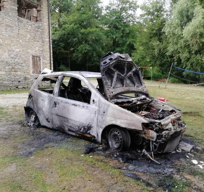 Auto a fuoco davanti al mulino Il movente era la gelosia 