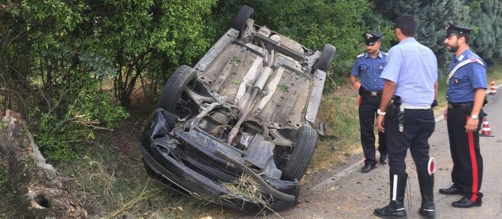 Auto sbanda e finisce fuori strada ragazza ferita
