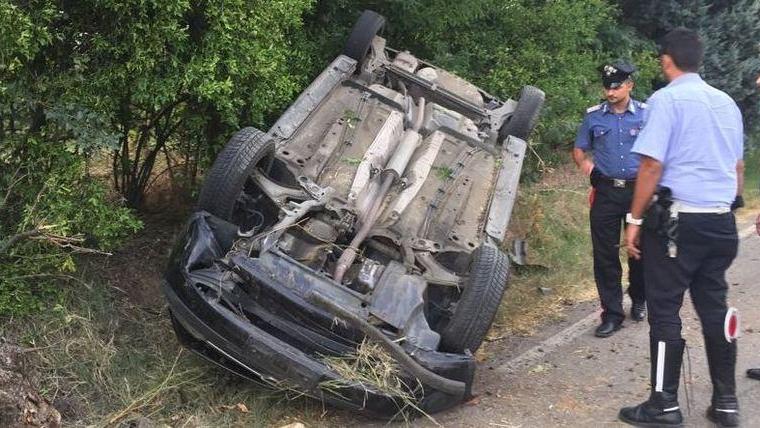 Auto sbanda e finisce fuori strada ragazza ferita