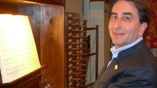 L’organista Fracassi sul palco a San Gavino