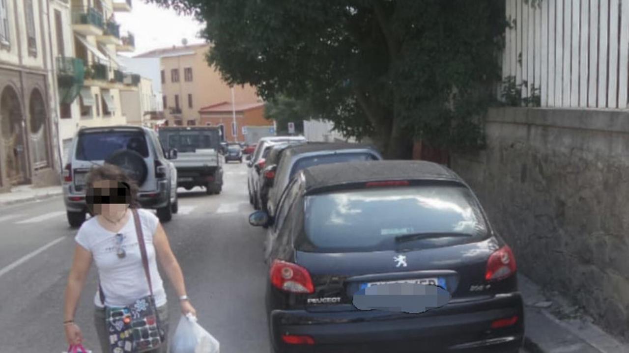 In viale Sicilia non c’è marciapiede