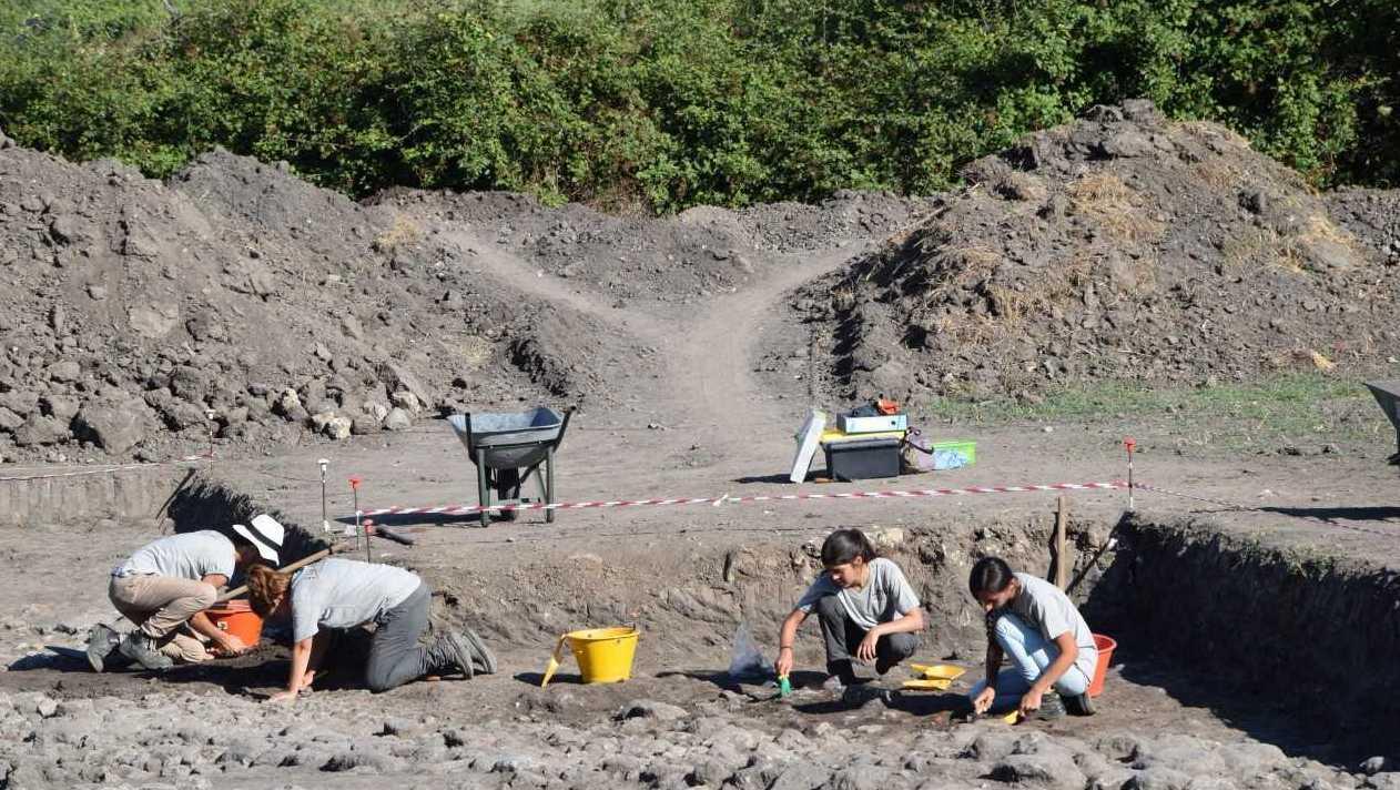 Dagli scavi riemerge una strada romana 