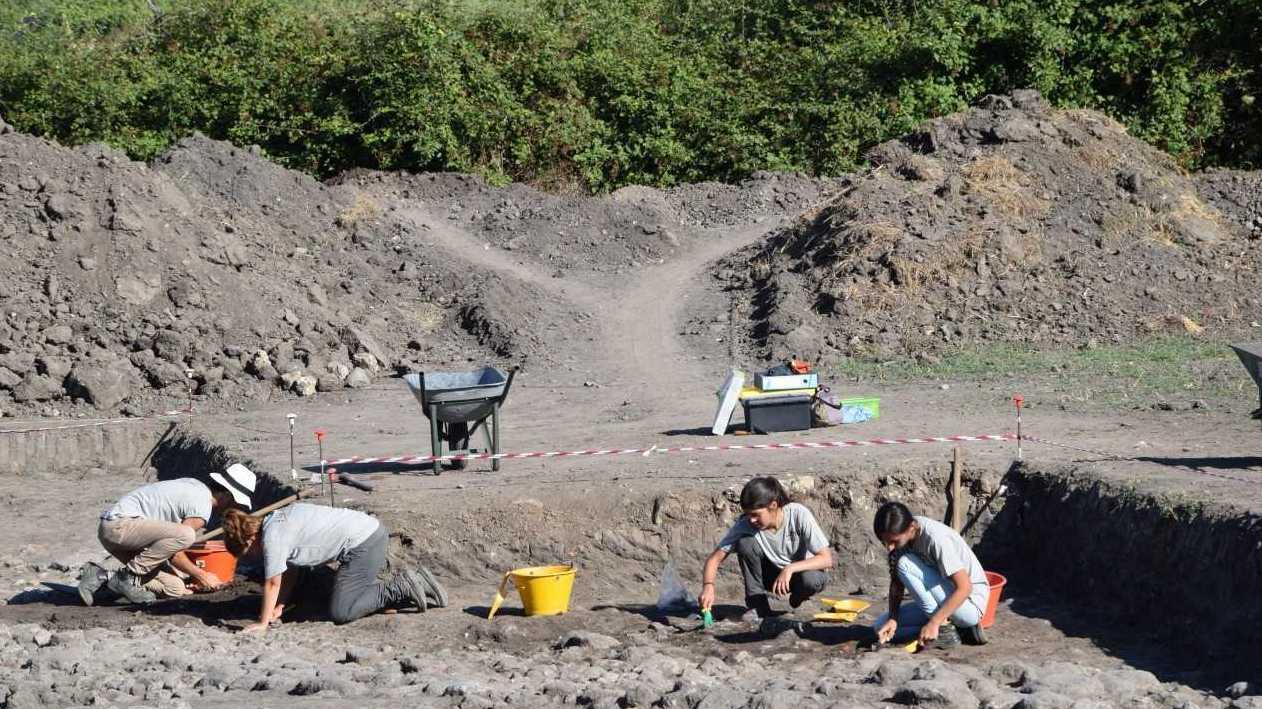 Dagli scavi riemerge una strada romana 