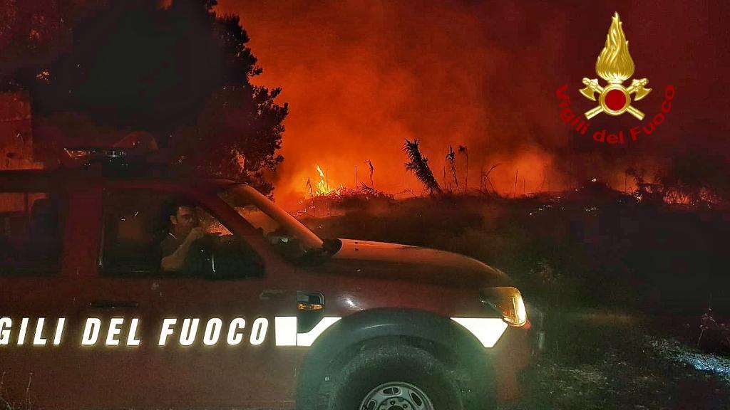 Incendio nel canneto nei pressi di Sestu (foto Mario Rosas)