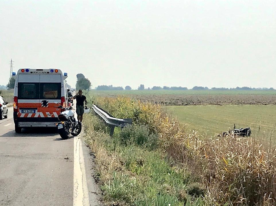 L'ambulanza e, a destra, la moto della vittima nel campo a fianco della superstrada
