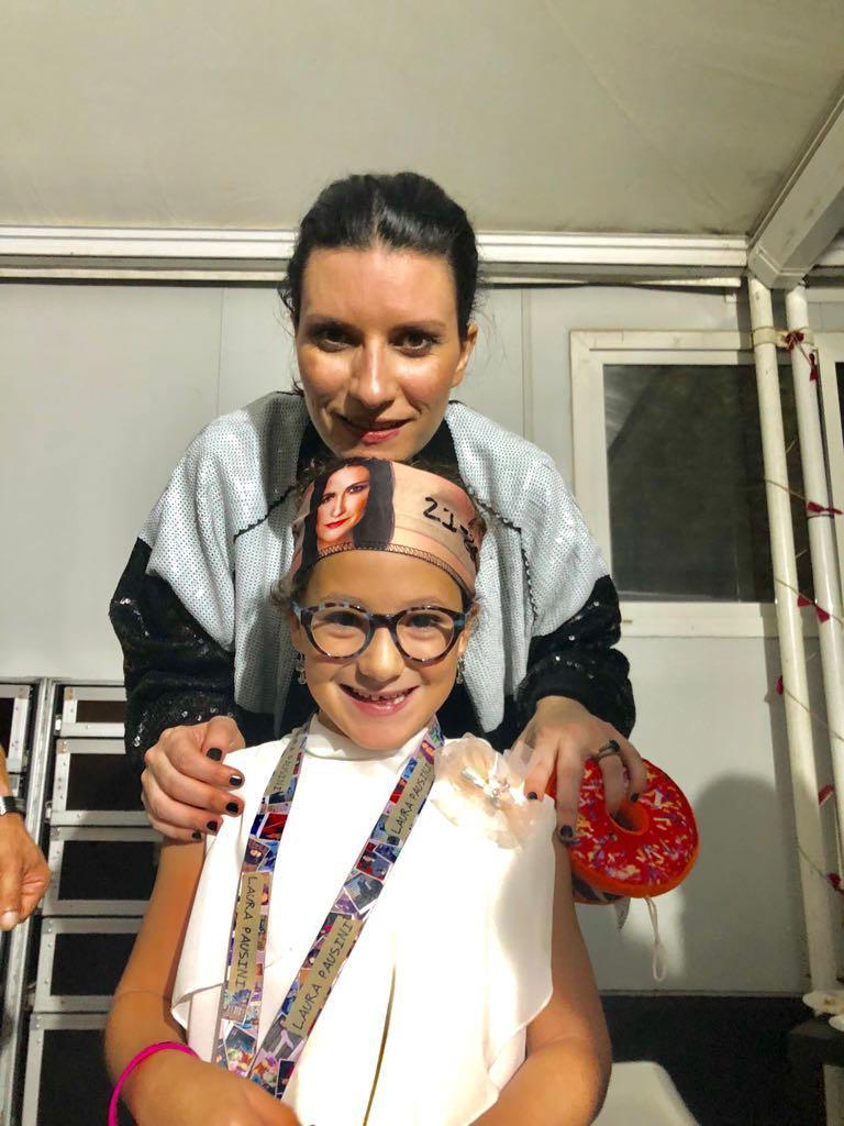 L’abbraccio con Laura Pausini, si avvera il sogno della bambina