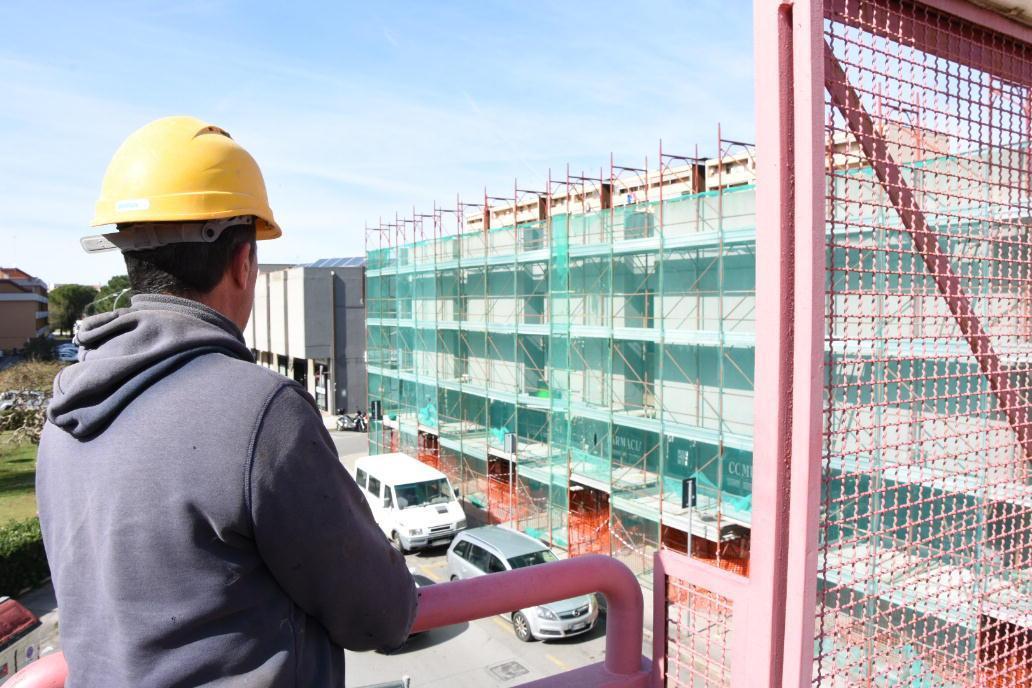 Un cantiere edile (archivio)