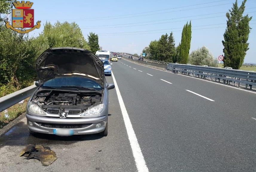 L'auto che si è incendiata in Fi-Pi-Li