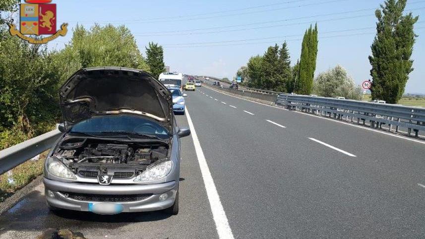 L'auto che si è incendiata in Fi-Pi-Li
