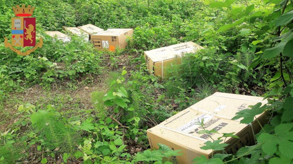 Il materiale rubato veniva temporaneamente nascosto nei campi vicino all'azienda colpita