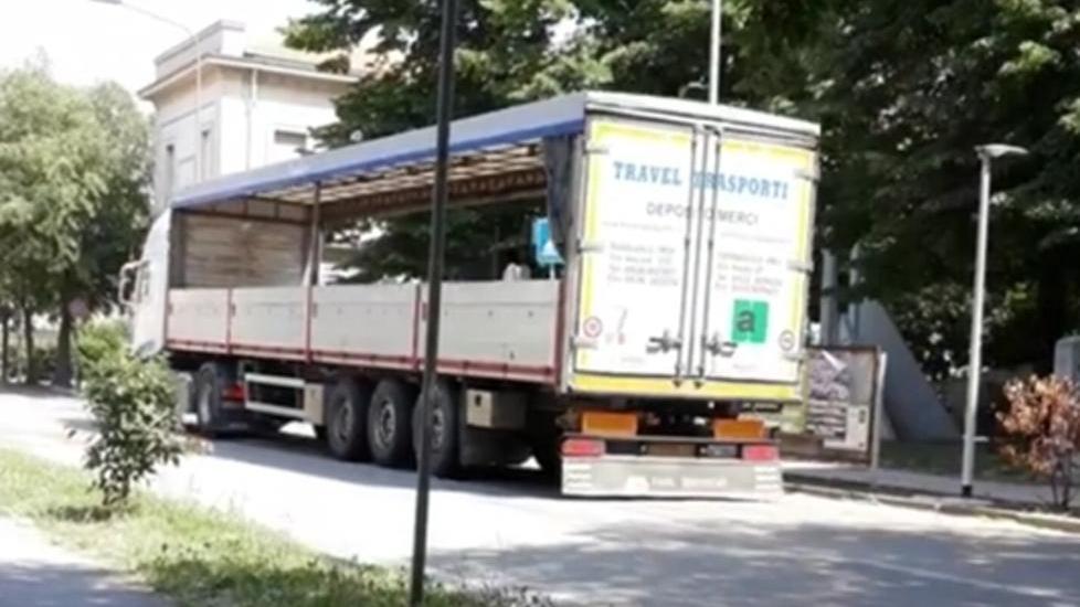 Strada bucata, tremano le case: dopo le proteste arriva l’asfalto a Camposanto
