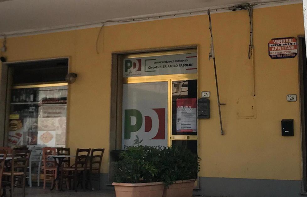 La sede del Pd dove è stata bruciata la bandiera