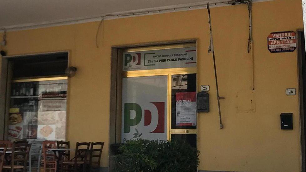 La sede del Pd dove è stata bruciata la bandiera