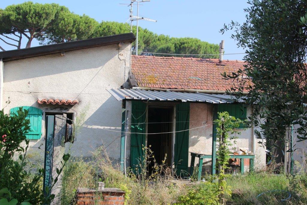 La casa andata a fuoco in Darsena 