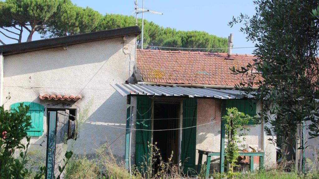 La casa andata a fuoco in Darsena