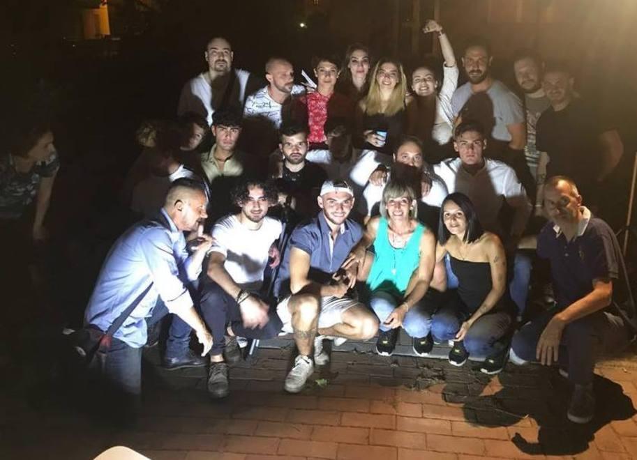 Gli amici e i familiari durante il memorial, al quale hanno partecipato anche la sindaca Simona Rossetti e il parroco don Crisostomo Cielo junior, nel giardino di via del Ponte dietro alle scuole di Stabbia