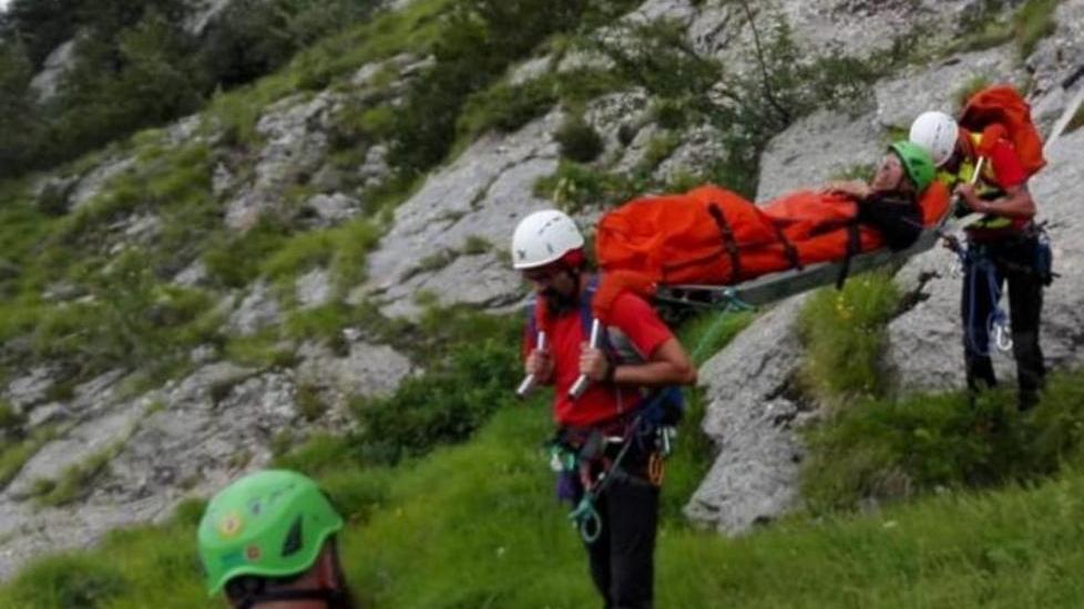 Cade e si frattura una gamba a Torsana Ore da incubo per tre escursionisti