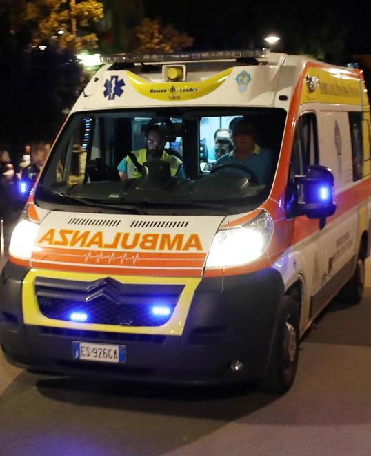 Scontro tra moto e auto Centauro cade nel fosso Le condizioni sono serie