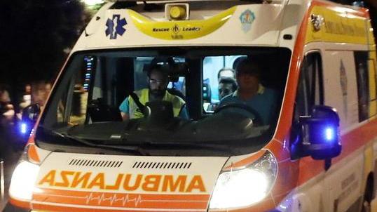Scontro tra moto e auto Centauro cade nel fosso Le condizioni sono serie