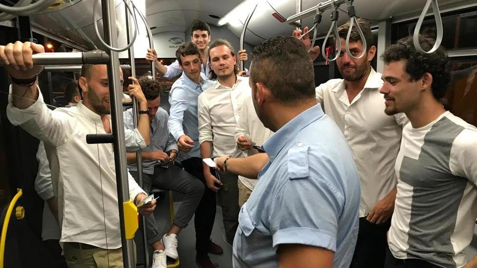 Il bus della movida tra alcol e turisti «Ci divertiamo senza rischiare»