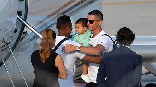 Per CR7 a Torino un arrivo da star hollywoodiana con una lunga fila di Jeep