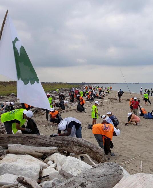 Reset e l’assessore Vece a pulire la spiaggia del Gombo 