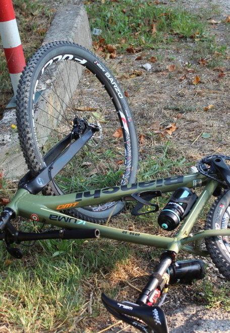Giovane cicloamatore travolto da un furgone