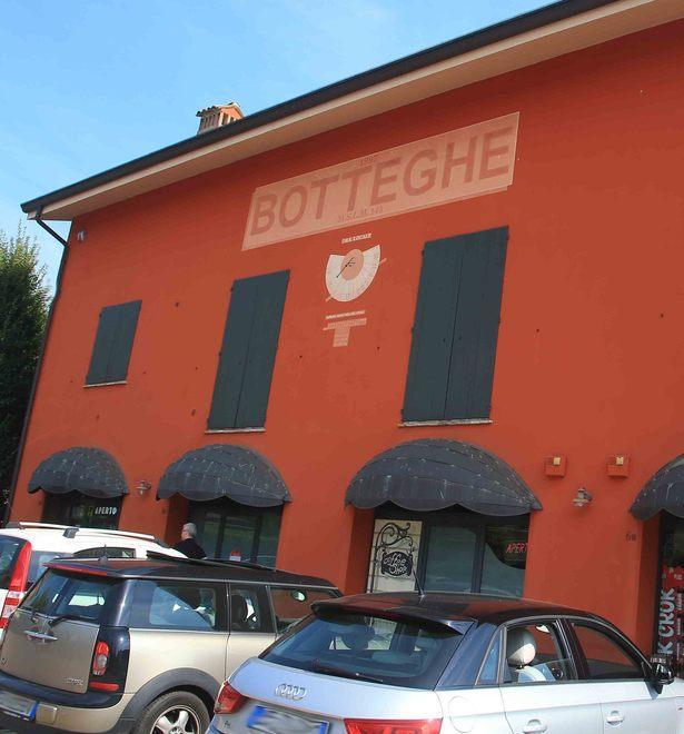 Sfondano la vetrina del bar e portano via i cambiamonete 