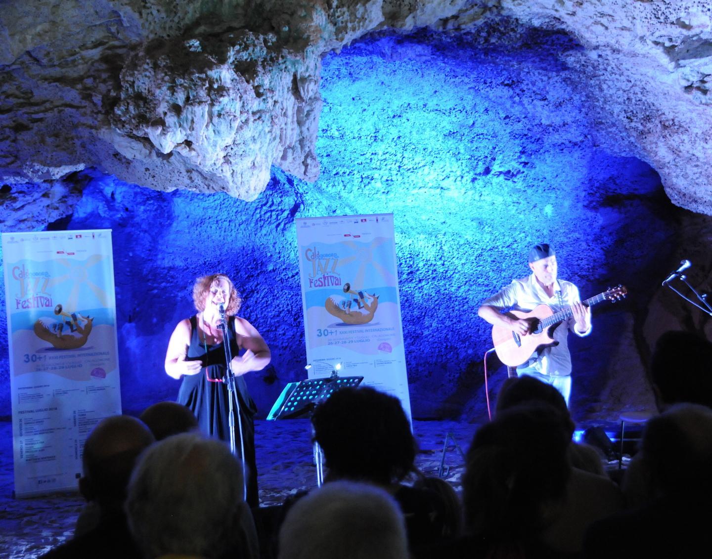 Spettacolo finale con una festa di musica sul mare 