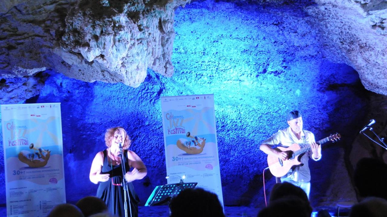 Spettacolo finale con una festa di musica sul mare