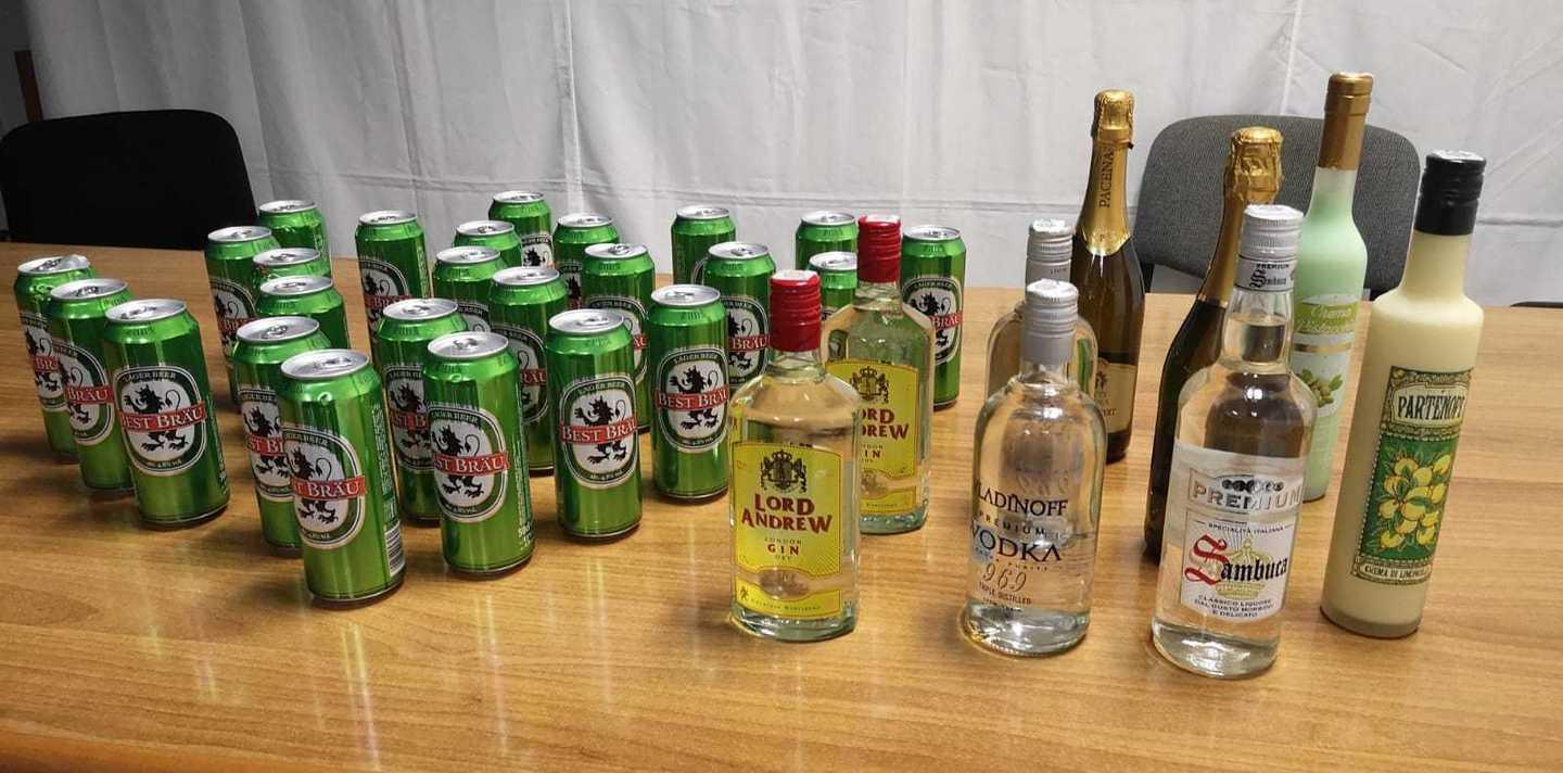 Ragazzine fanno il carico di alcol grazie agli adulti 