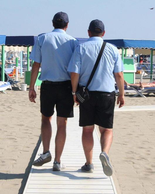 Entrano in servizio 15 vigilantes per sorvegliare la spiaggia