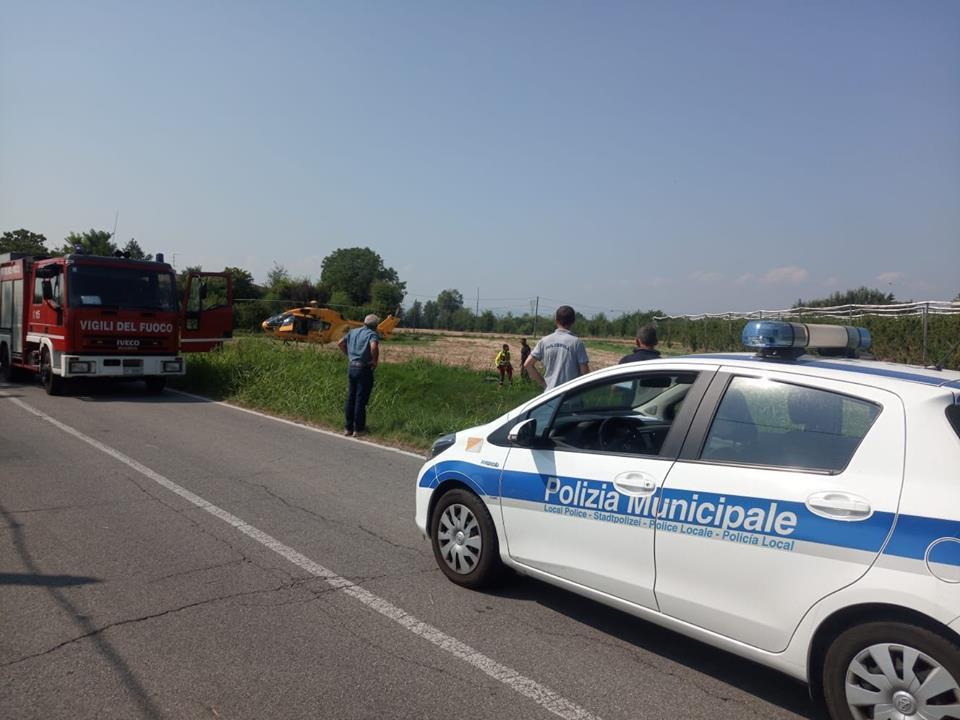 Castelfranco, finisce nel fossato con l’auto: due pakistani la soccorrono 