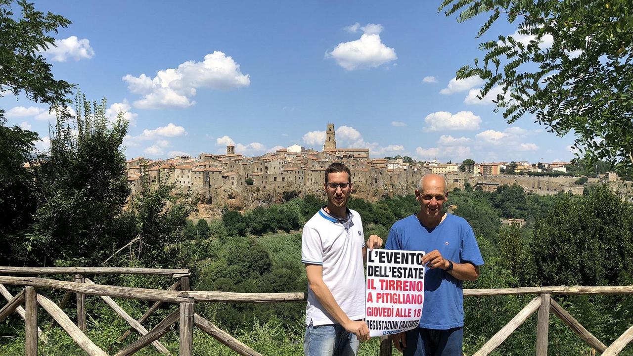 Il sindaco Giovanni Gentili (a sinistra) mostra la locandina dell'evento dal "balcone" della Madonna delle Grazie
