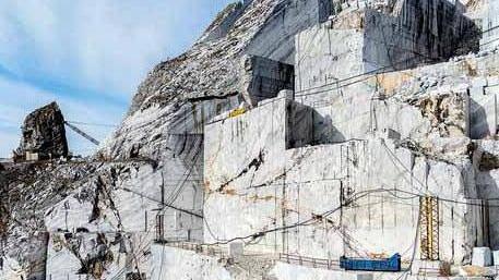 Estraggono il marmo fuori dai confini: stop a tre cave, 70 posti di lavoro a rischio