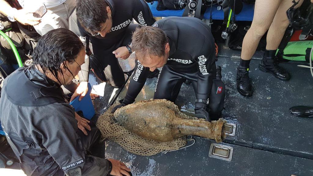 Un’anfora romana riaffiora dal mare di Punta Calamita