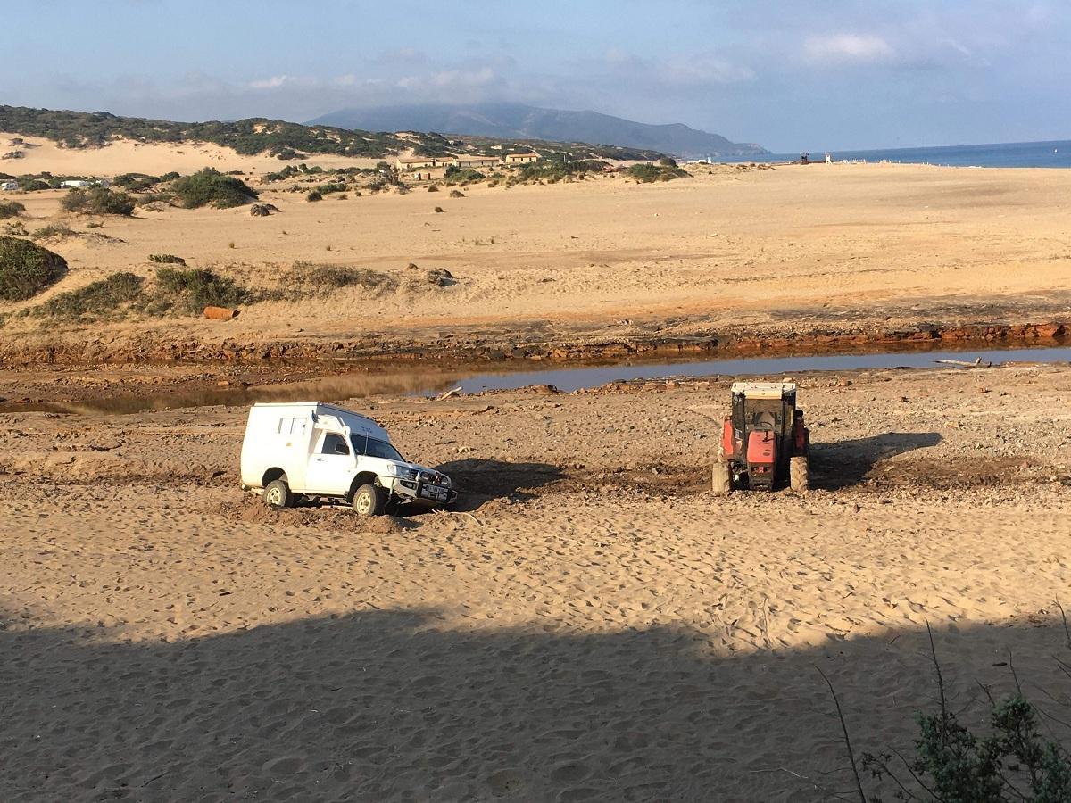 Il caravan insabbiato e il trattore che è servito a liberarlo