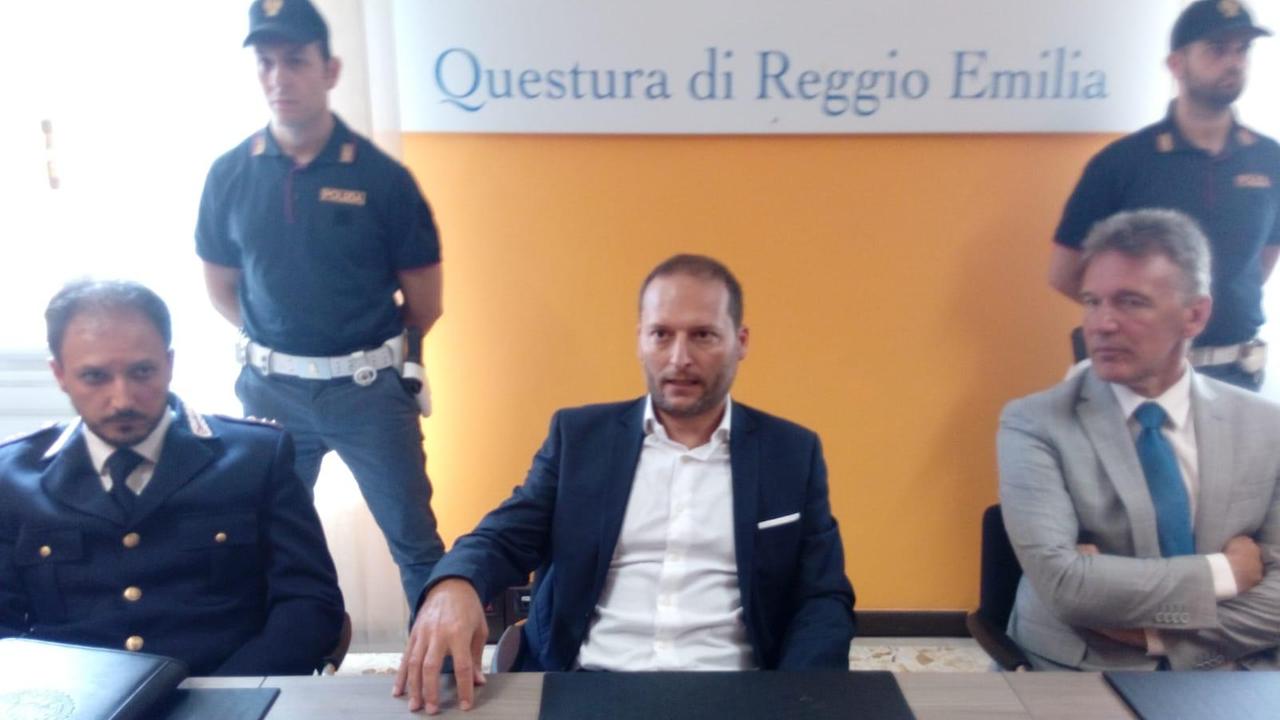 Mazzette dagli stranieri, arrestata funzionaria della Prefettura di Reggio Emilia: sequestrati 116mila euro