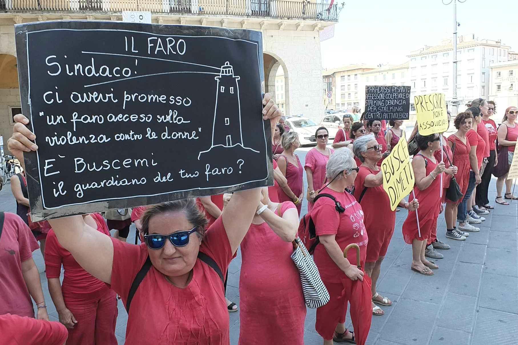 La protesta delle donne fuori dal municipio (foto Fabio Muzzi)