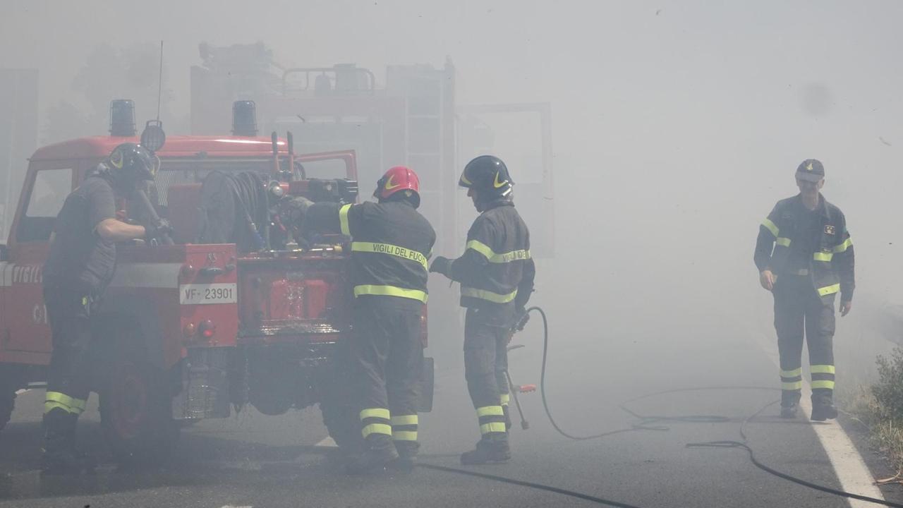 Incendio sterpaglie sulla tangenziale di Pistoia - Foto