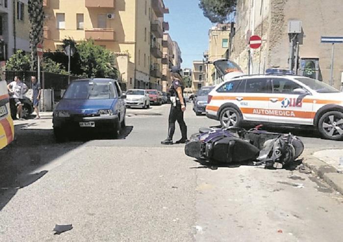 Sassari, scontro auto-moto: donna travolta mentre getta i rifiuti 