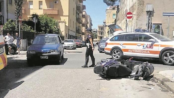Sassari, scontro auto-moto: donna travolta mentre getta i rifiuti 