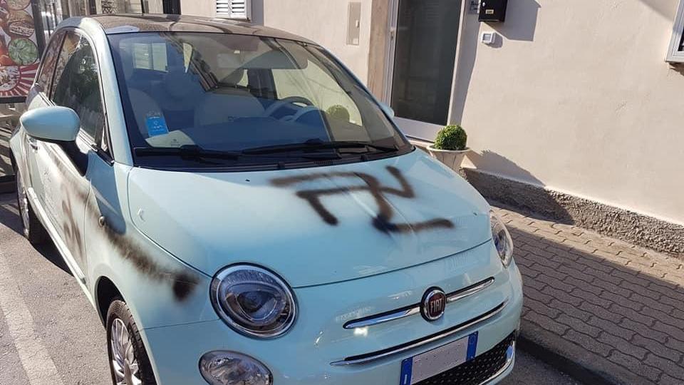 La svastica nera sul cofano della Fiat 500