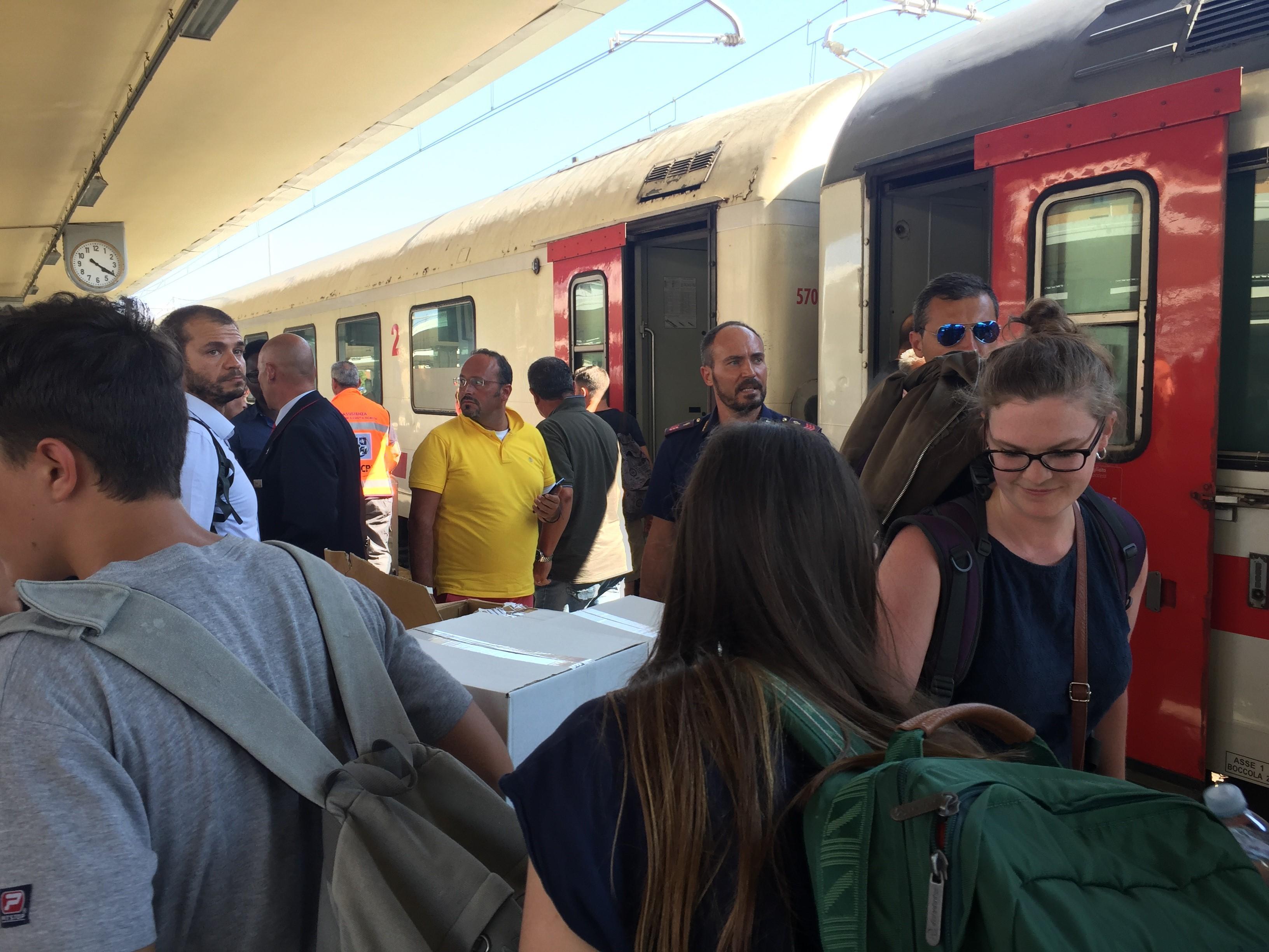 I passeggeri si rifocillano in stazione centrale a Pisa