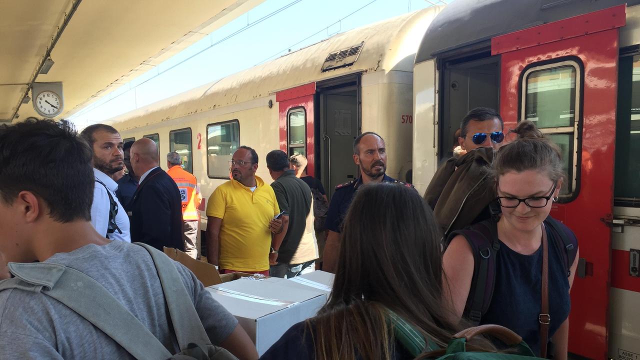 I passeggeri si rifocillano in stazione centrale a Pisa