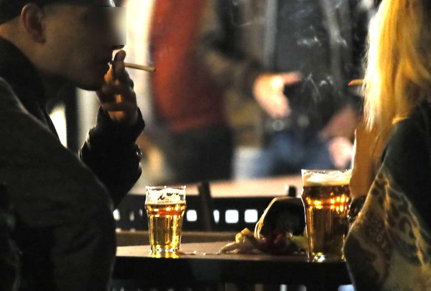 Fumo, alcol e droga: record tra i giovani. Più di 5 bevute a sera per la metà di loro 