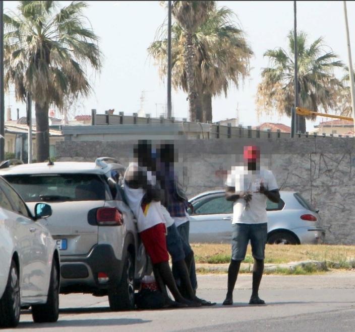 Parcheggiatore abusivo minaccia un’albergatrice 