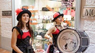 Street band per le strade del centro agli inizi di luglio (Foto Nucci)